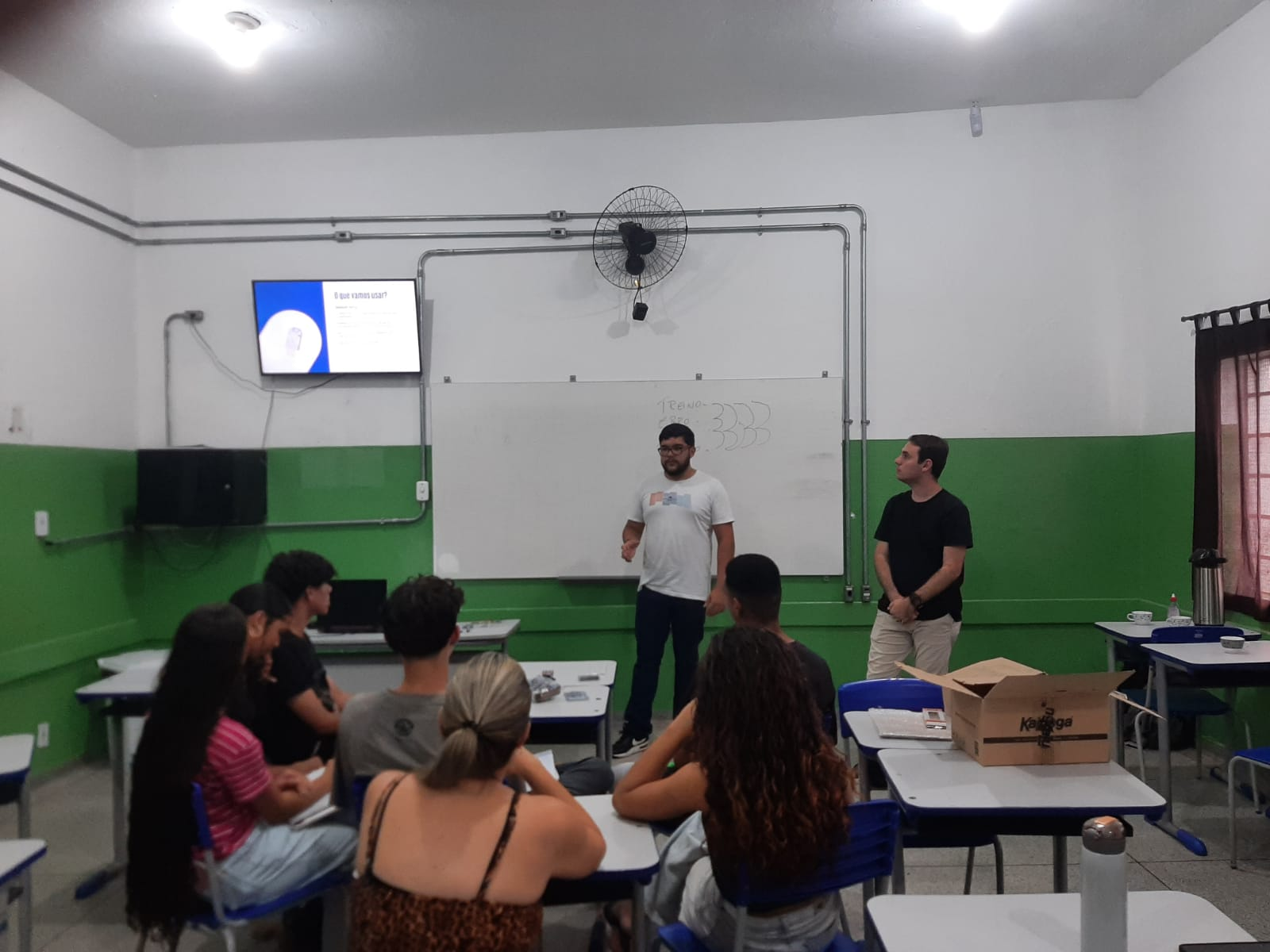 Oficina de Construção De Sensor De Umidade e Temperatura na EE Regina Pompéia Pinto da cidade de Cachoeira Paulista/SP