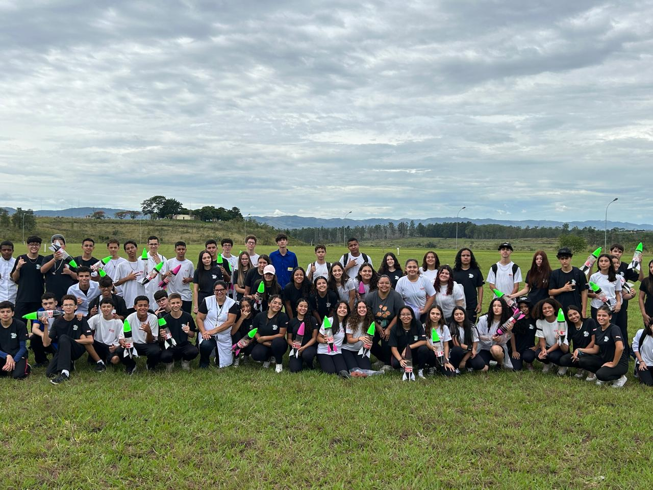 Lançamento de Foguetes de PET no Laboratório de Instrumentação Meteorológica e Científica do CPTEC/INPE do SESI da cidade de Lorena/SP