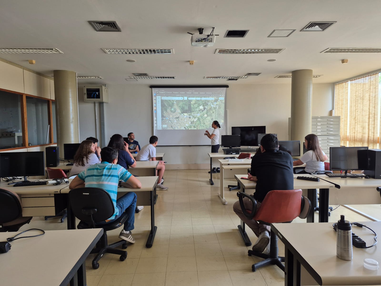 Visita de alunos e professores do colégio drummond de lorena - sp